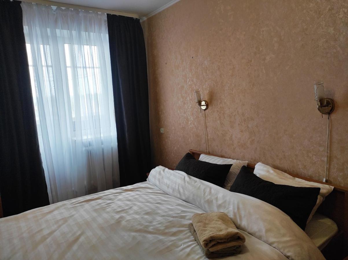 Comfortable Apartments In Centre With 3 Bedrooms Rivne Kültér fotó