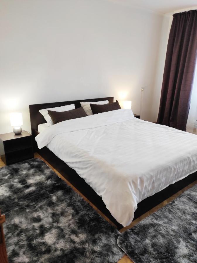 Comfortable Apartments In Centre With 3 Bedrooms Rivne Kültér fotó